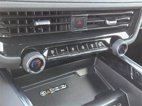 Used 2025 Chevrolet Suburban Z71 image 26