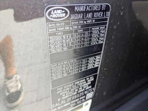 New 2025 Land Rover Discovery Dynamic SE image 17