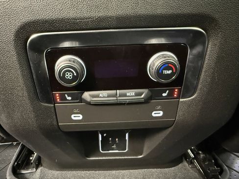 Used 2024 Chevrolet Suburban Z71 w/ Luxury Package image 27