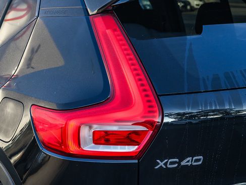 Used 2021 Volvo XC40 P8 Recharge w/ Advanced Package image 9