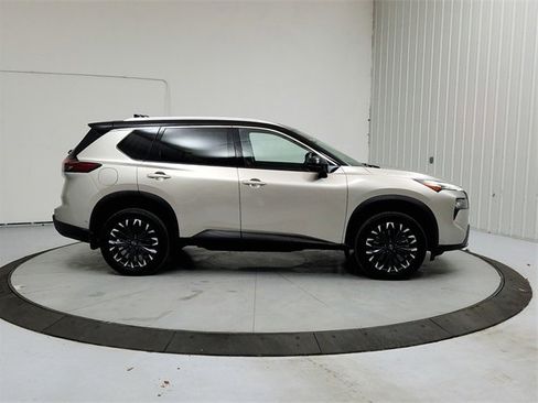 Used 2025 Nissan Rogue SL w/ Tech Package image 8