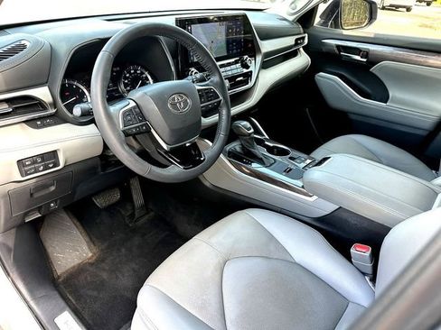 Used 2021 Toyota Highlander Limited image 13