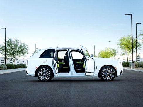 Used 2025 Rolls-Royce Cullinan Black Badge image 9