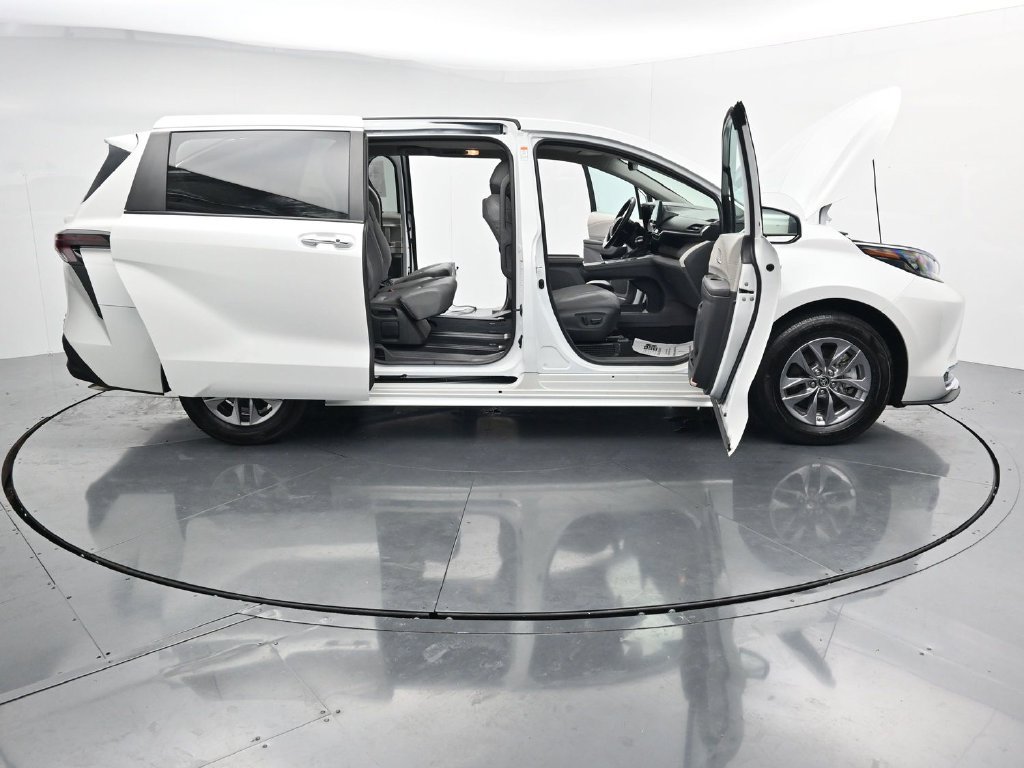 Used 2024 Toyota Sienna XLE FWD image 41