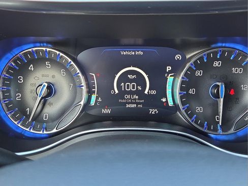 Used 2025 Chrysler Pacifica Limited image 23