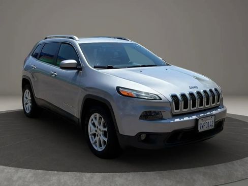 Used 2017 Jeep Cherokee Latitude FWD image 4