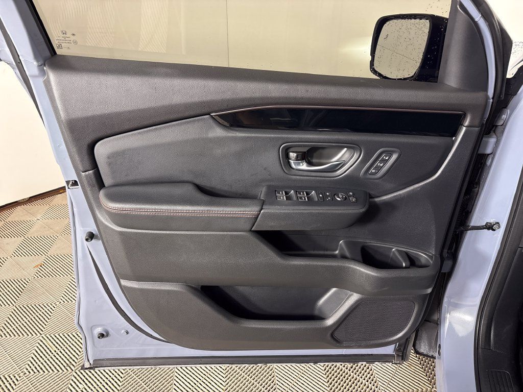 Used 2025 Honda Pilot TrailSport image 15