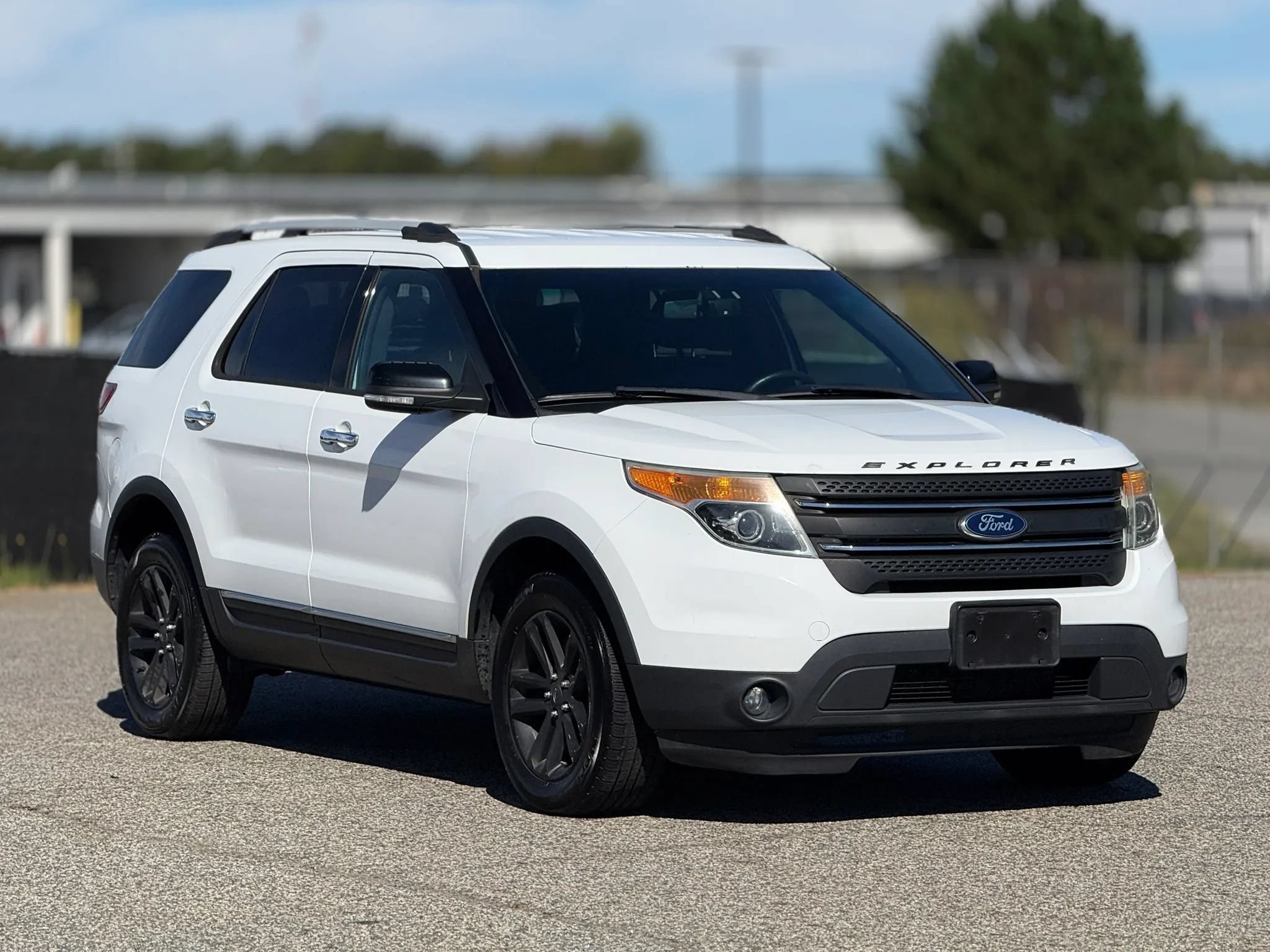 Used 2015 Ford Explorer XLT w/ Equipment Group 202B AWD/4WD image 1