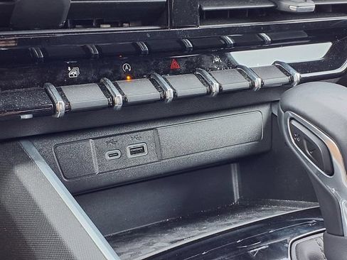 Used 2024 Chevrolet Colorado LT w/ LT Convenience Package II AWD/4WD image 13