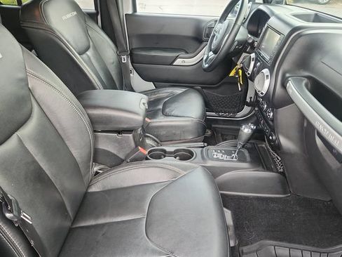 Used 2014 Jeep Wrangler Unlimited Rubicon w/ Connectivity Group AWD/4WD image 19