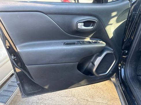Used 2023 Jeep Renegade Latitude AWD/4WD image 9