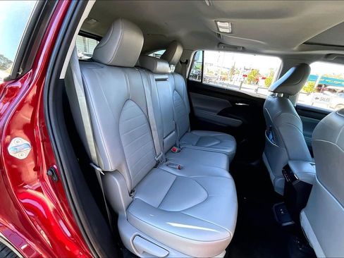 Used 2021 Toyota Highlander XLE image 24