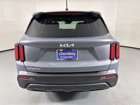 Used 2023 Kia Sorento LX FWD image 8