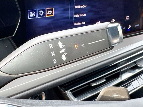 Used 2024 Chevrolet Traverse LT image 16