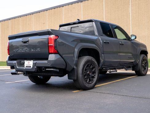Used 2025 Toyota Tacoma SR5 AWD/4WD image 9