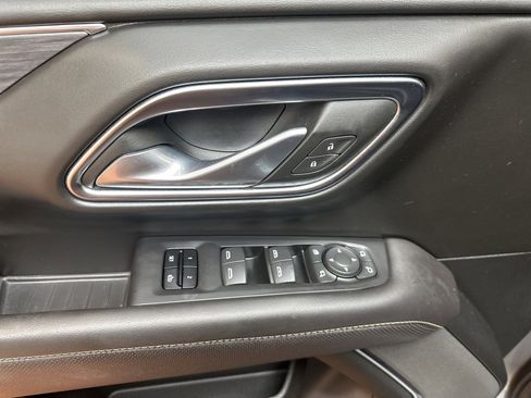 Used 2024 GMC Yukon XL SLT w/ SLT Luxury Package image 28