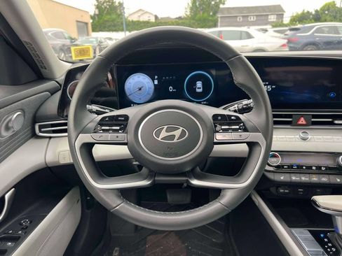 Certified 2025 Hyundai Elantra Limited FWD image 14