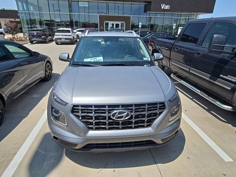 Used 2025 Hyundai Venue SEL FWD image 2