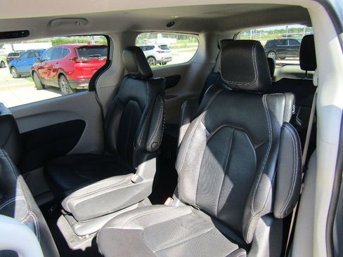 Used 2022 Chrysler Pacifica Touring-L image 21