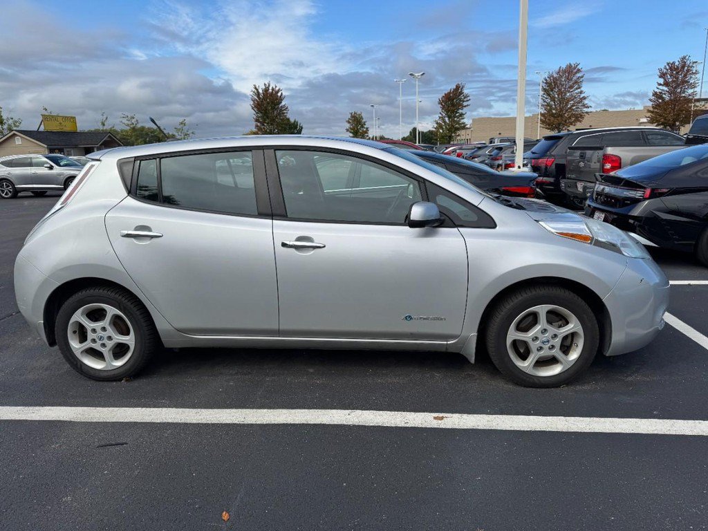 Used 2014 Nissan Leaf SV w/ Premium Package FWD image 2