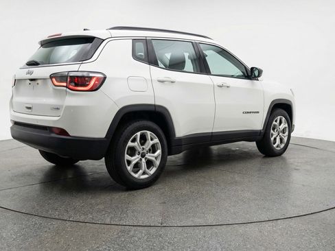 Used 2025 Jeep Compass Latitude image 9