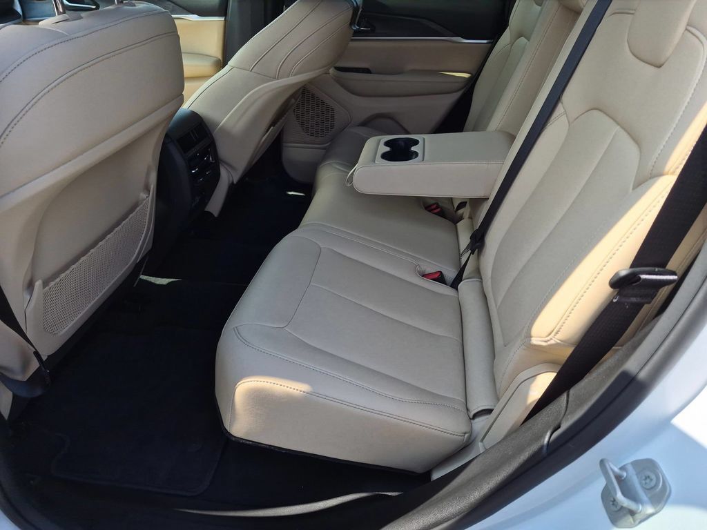 Certified 2025 Jeep Grand Cherokee Limited AWD/4WD image 26