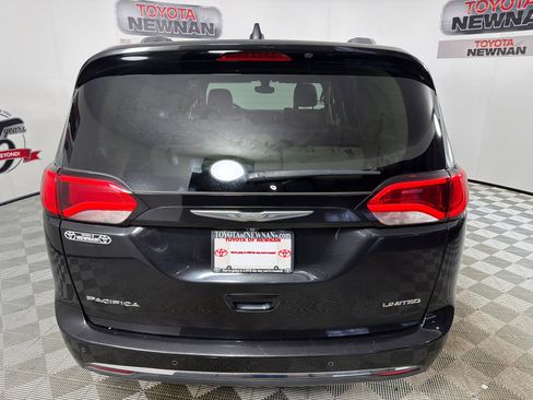 Used 2017 Chrysler Pacifica Limited w/ UConnect Theater Package FWD image 5