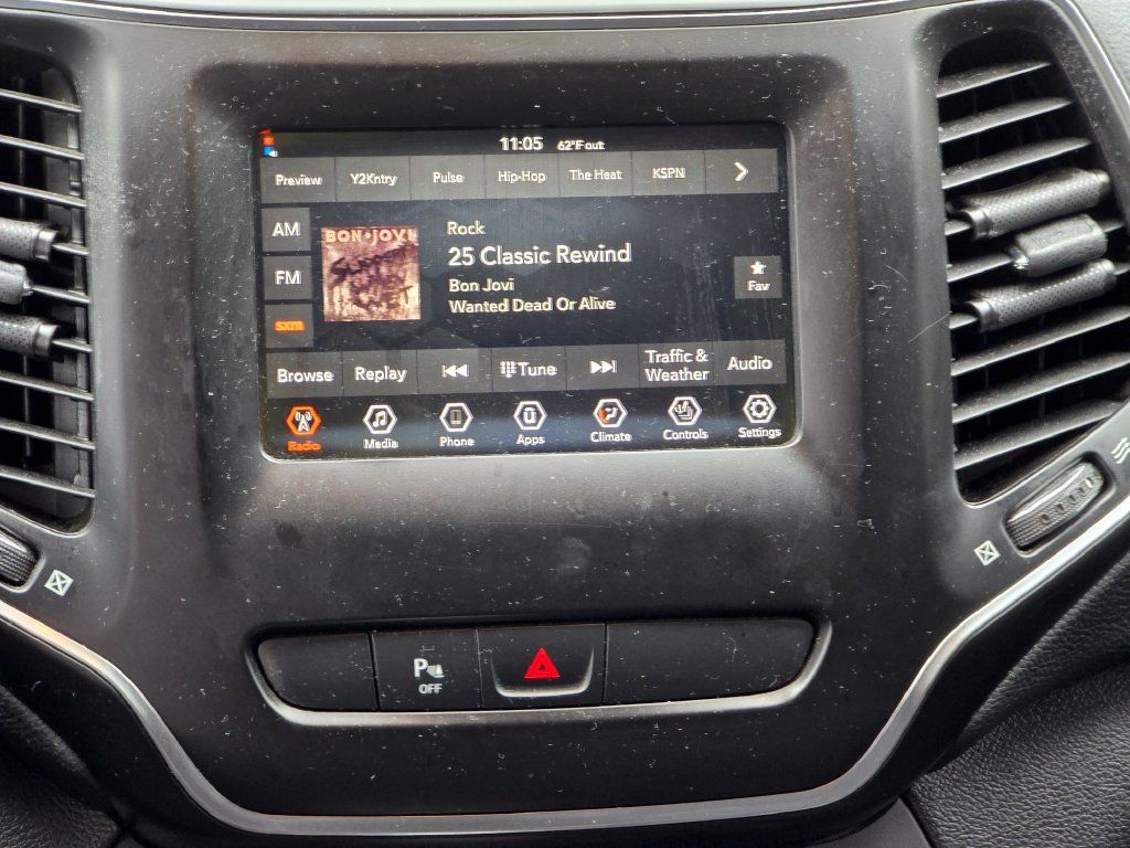 Used 2019 Jeep Cherokee Latitude Plus w/ Cold Weather Group FWD image 9