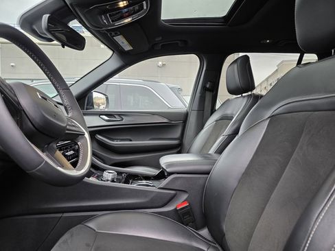 Used 2023 Jeep Grand Cherokee Altitude image 3