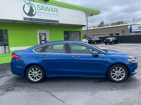 Used 2017 Ford Fusion SE w/ Fusion SE Technology Package FWD image 9