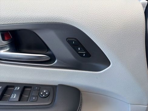 Used 2024 Chrysler Pacifica Touring-L image 23