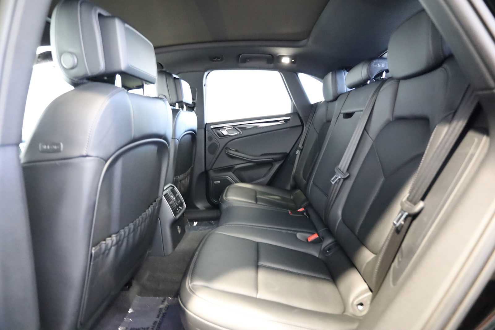Used 2025 Porsche Macan AWD/4WD image 18