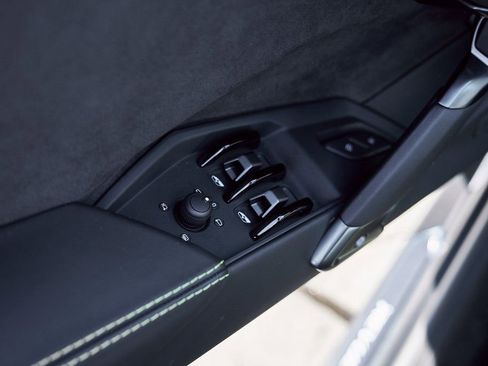 Used 2025 Lamborghini Revuelto image 38