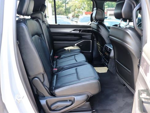 Used 2025 Jeep Wagoneer Series II w/ 8-Passenger Seating Package AWD/4WD image 15