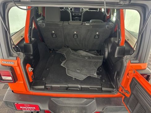 Used 2018 Jeep Wrangler Unlimited Sahara image 23