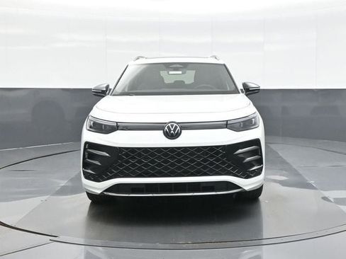 New 2026 Volkswagen Tiguan SE R-Line FWD image 2