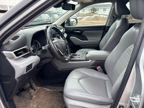 Used 2022 Toyota Highlander XLE image 6