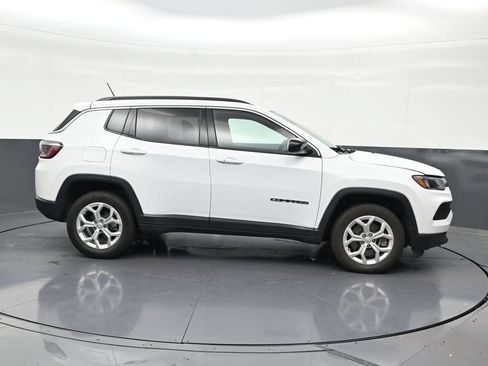 Used 2024 Jeep Compass Latitude AWD/4WD image 7
