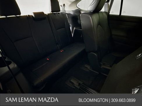 Used 2024 Toyota Highlander XLE FWD image 27