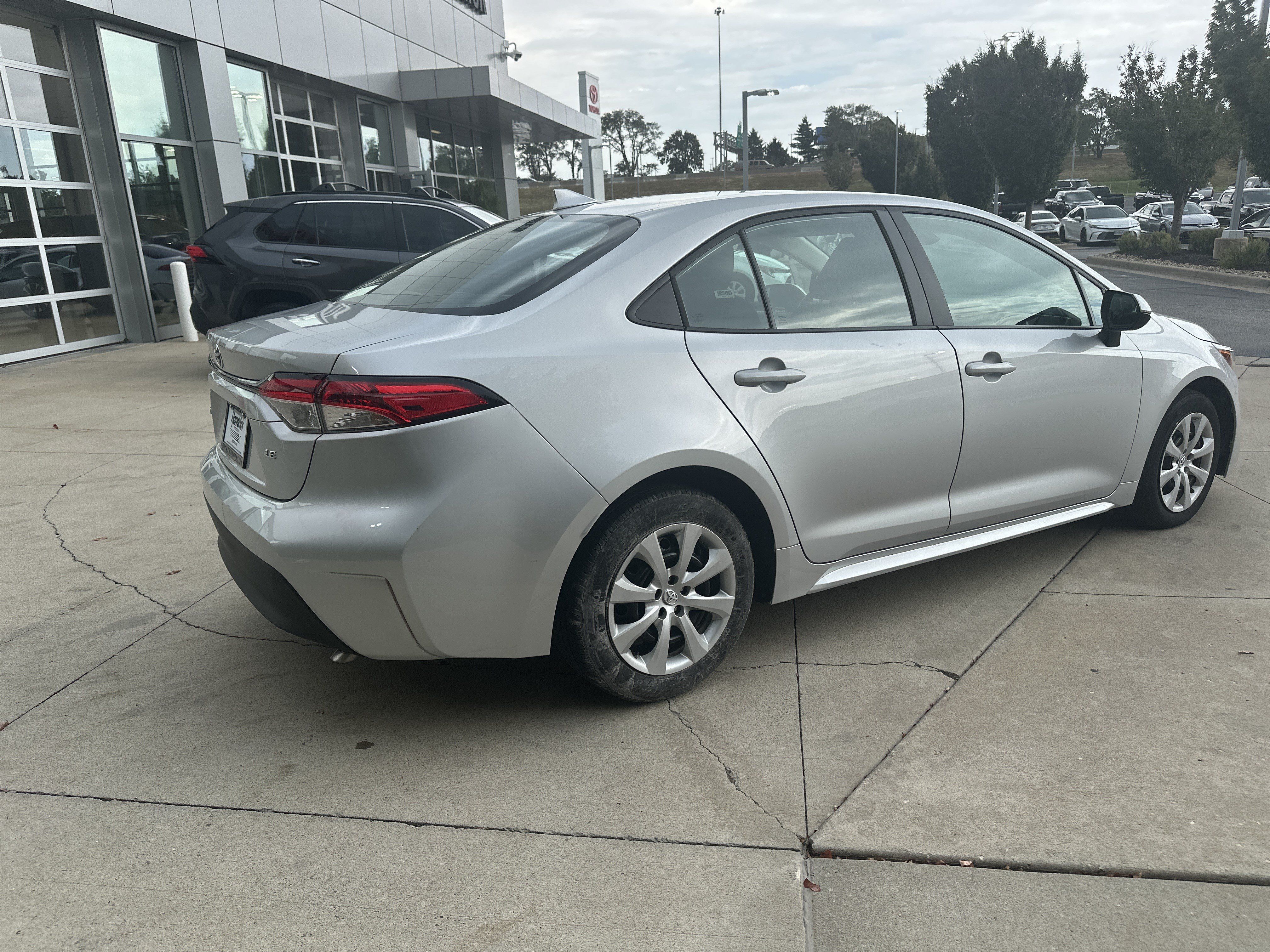 Used 2025 Toyota Corolla LE FWD image 6