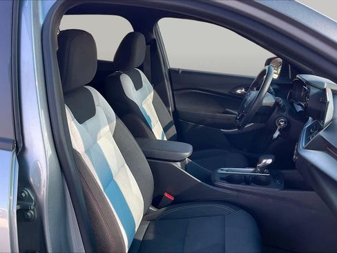 Used 2026 Chevrolet Trax RS w/ Sunroof Package FWD image 8