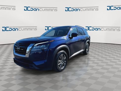 Used 2024 Nissan Pathfinder SV image 4