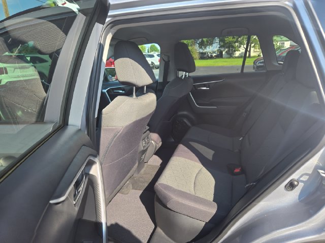 Used 2021 Toyota RAV4 XLE AWD/4WD image 18