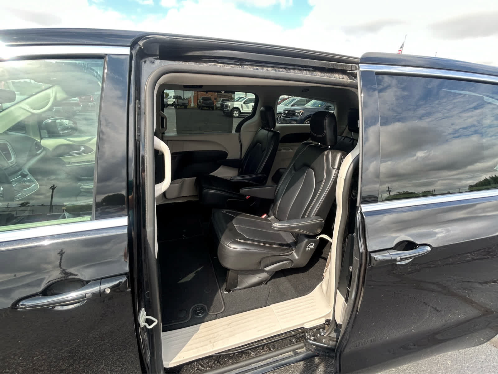 Used 2024 Chrysler Pacifica Touring-L FWD image 11