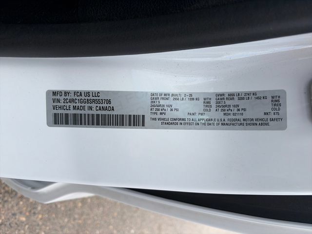 Used 2025 Chrysler Pacifica Limited FWD image 57