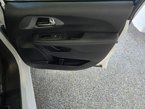 New 2025 Chrysler Pacifica Select image 25