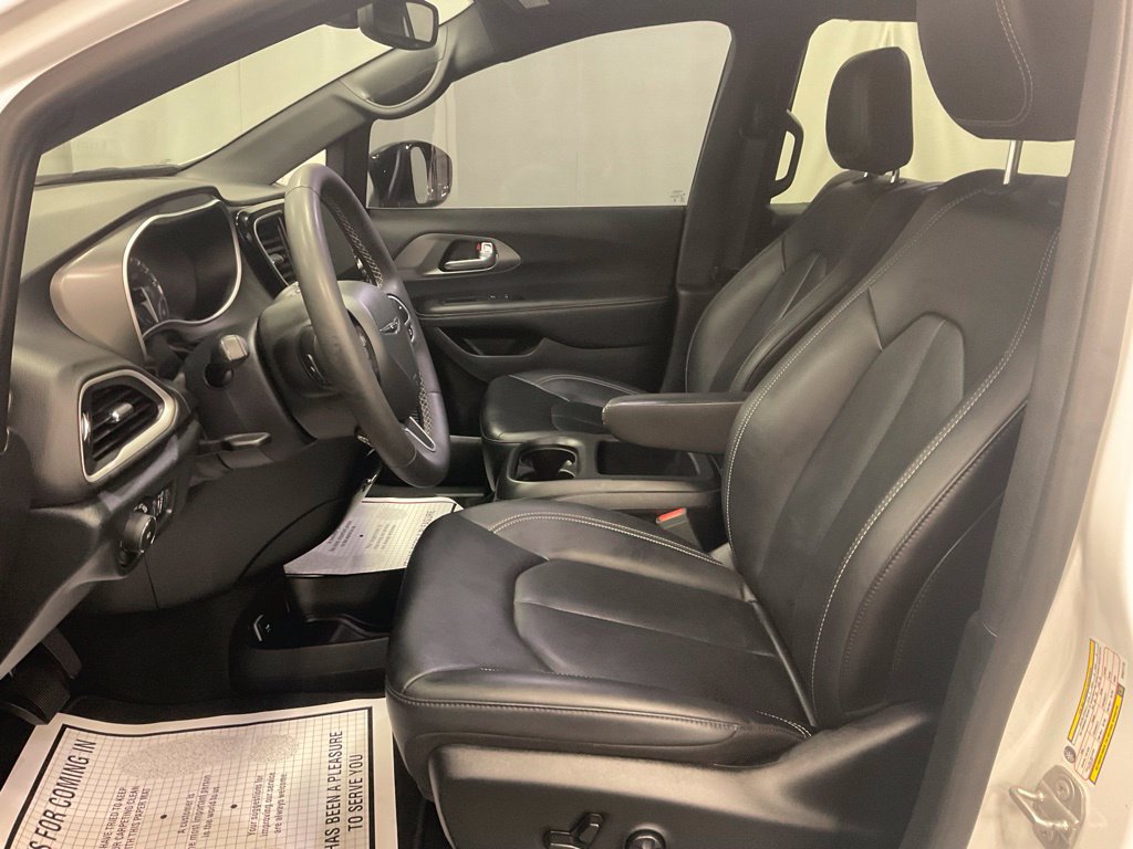Used 2025 Chrysler Pacifica Select FWD image 4