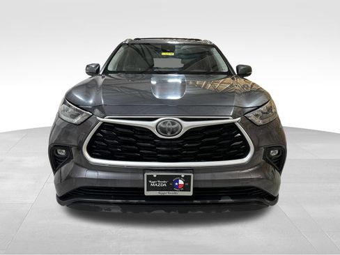 Used 2020 Toyota Highlander XLE FWD image 2
