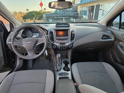 Used 2017 Chevrolet Cruze LT FWD image 32