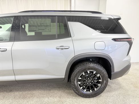 Used 2025 Chevrolet Traverse Z71 w/ Driver Confidence Package image 5